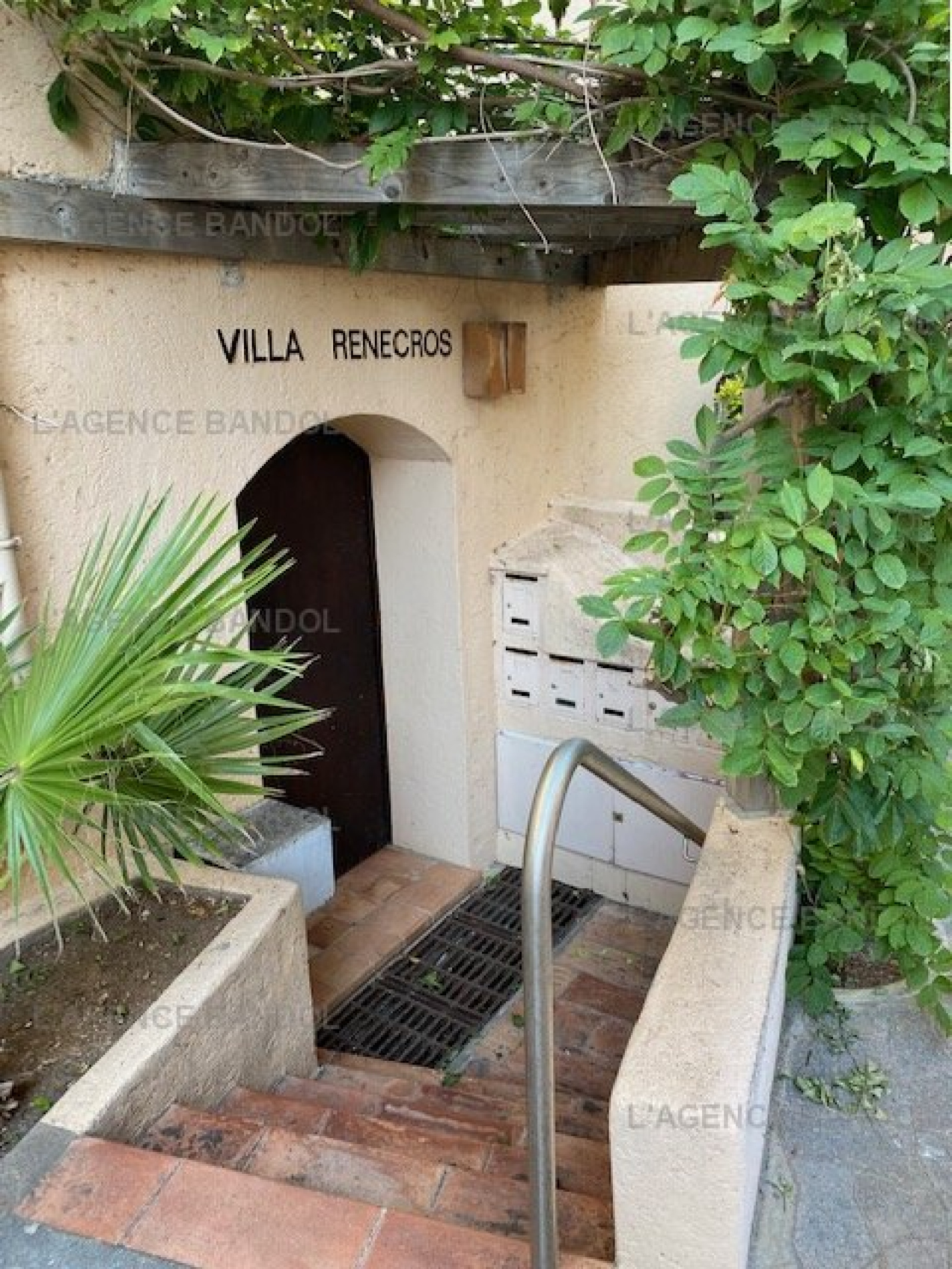 Image_7, Studio, Bandol,
                                ref :ROU030